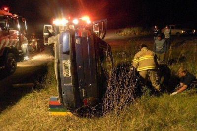 Un hombre debi� ser hospitalizado tras volcar con su auto