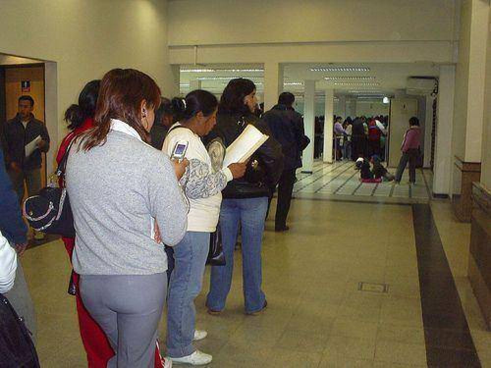 Largas filas y demoras en bancos y comercios: Galarza pidi� soluciones
