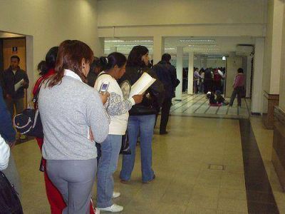 Largas filas y demoras en bancos y comercios: Galarza pidi� soluciones
