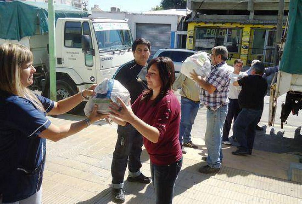 Se complet� el segundo cami�n con ayuda para los damnificados por el temporal de la Plata