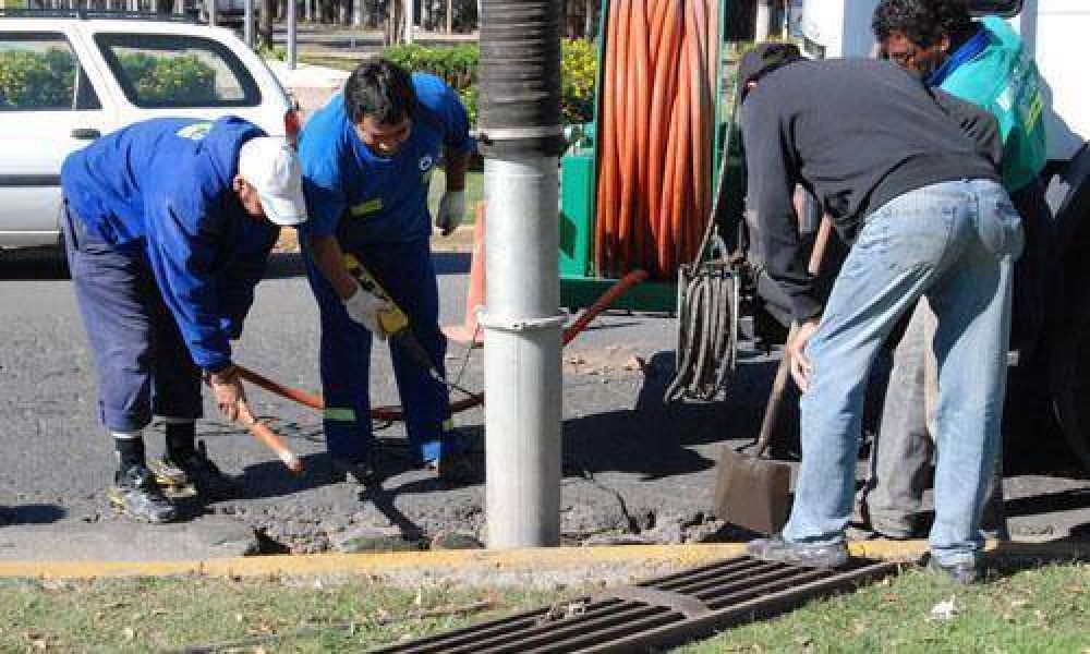 Limpian alcantarillas en forma preventiva