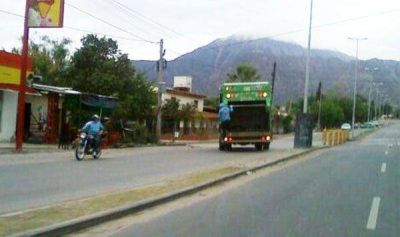 Vecinos indignados porque cami�n recolector transita en contramano