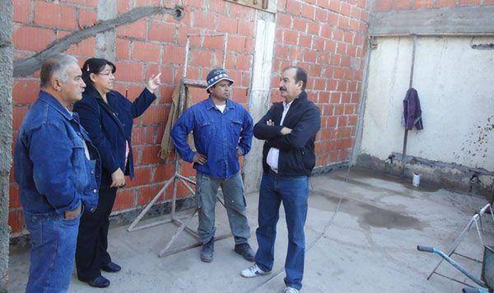 Varas constat� avance de obra de ampliaci�n en la escuela rural �Pablo VI�