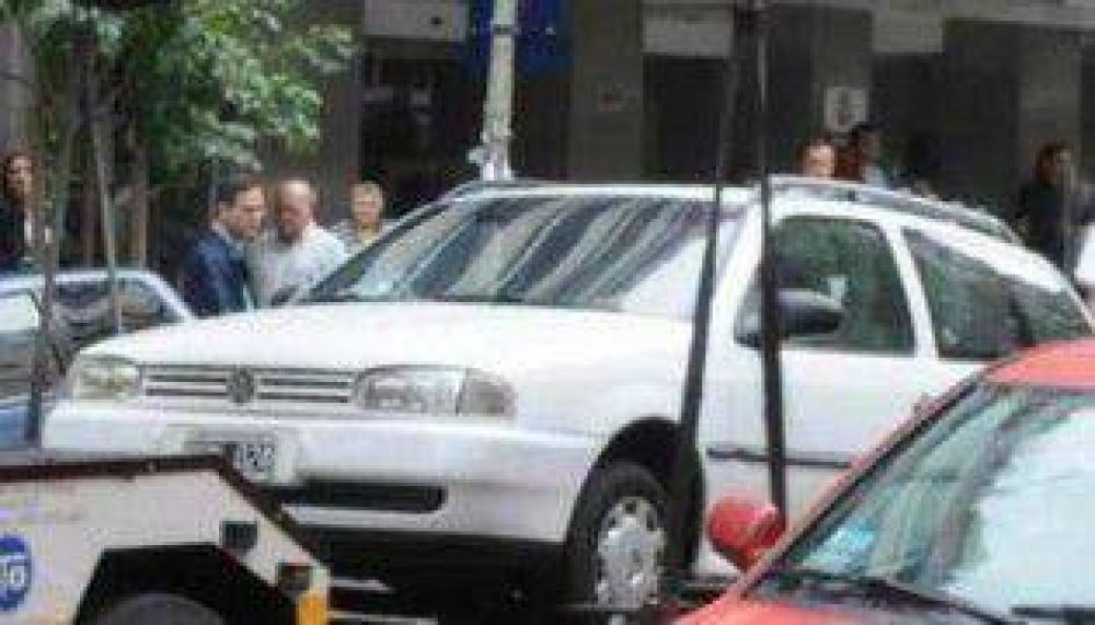 Denuncian un negociado con los parqu�metros