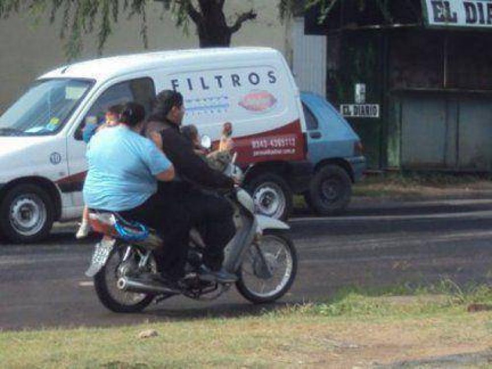 Una ordenanza vigente desde 2007 en Paran� proh�be llevar a menores de 8 a�os en motos 