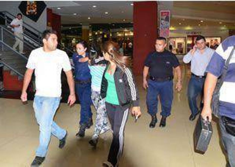 Operativo antidrogas en Capital: Le incautan droga en el ba�o de un h�per