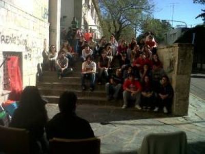 Docentes de la UNSL protestaron con una clase p�blica en la calle