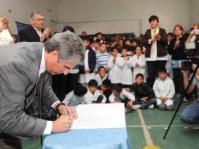 Entregaron computadoras en El Volc�n y El Trapiche