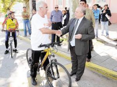 Un diputado parti� en bicicleta a Luj�n para reclamarle a la Presidenta
