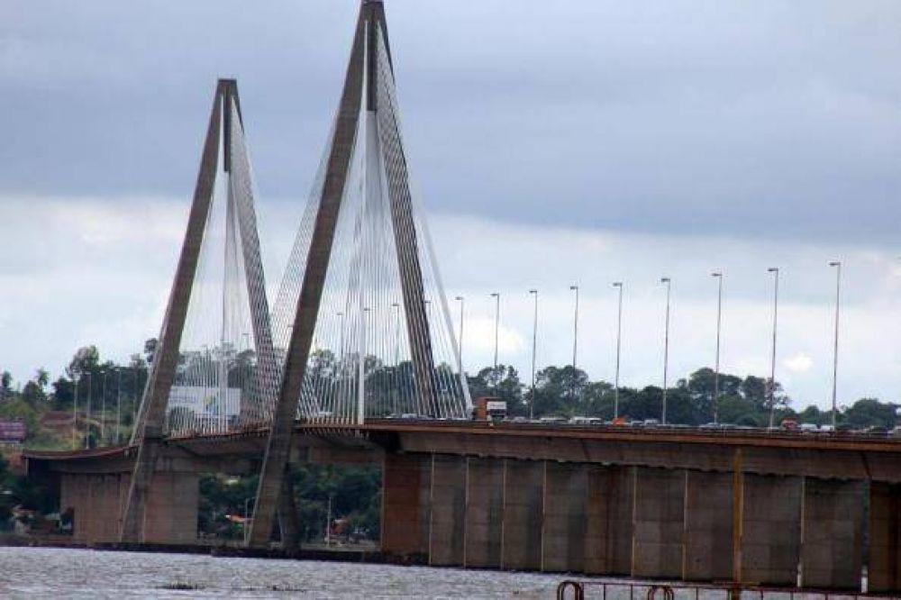 Una joven se arroj� desde el puente internacional y fue rescatada