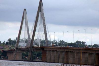 Una joven se arroj� desde el puente internacional y fue rescatada