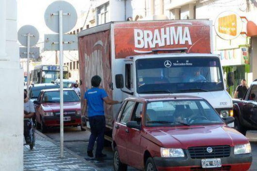 Crece el malestar por conductores que estacionan en doble fila en el microcentro
