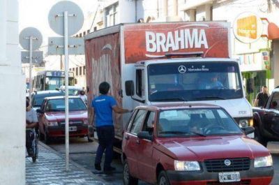 Crece el malestar por conductores que estacionan en doble fila en el microcentro