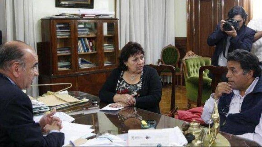 Los estatales recibir�n un aumento de mil pesos retroactivo a marzo