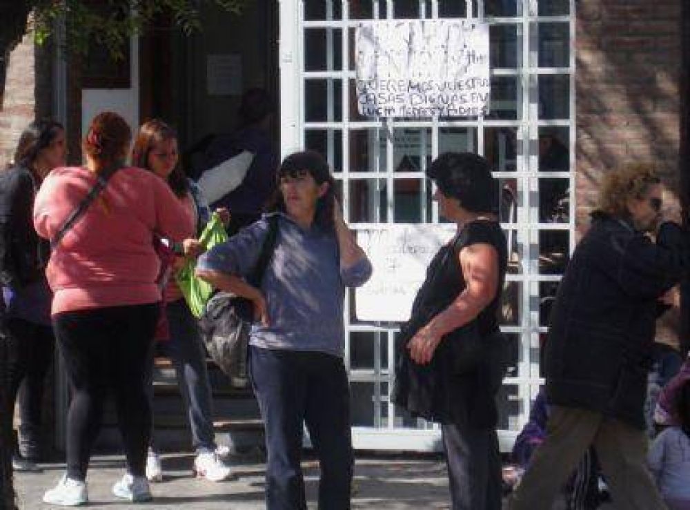 �Basta de mentiras y promesas, queremos las 60 viviendas que nos pertenecen�