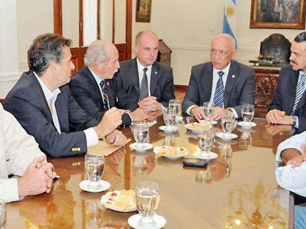 La mesa de enlace se reuni� con Bonfatti y fogonea una protesta