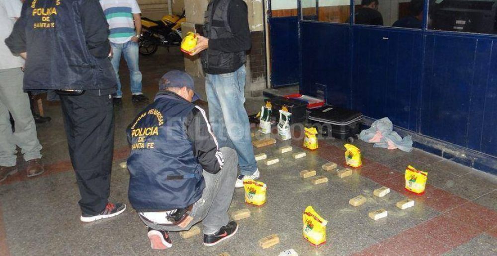 Cay� un joven con 9 kilos de coca�na escondida en paquetes de yerba