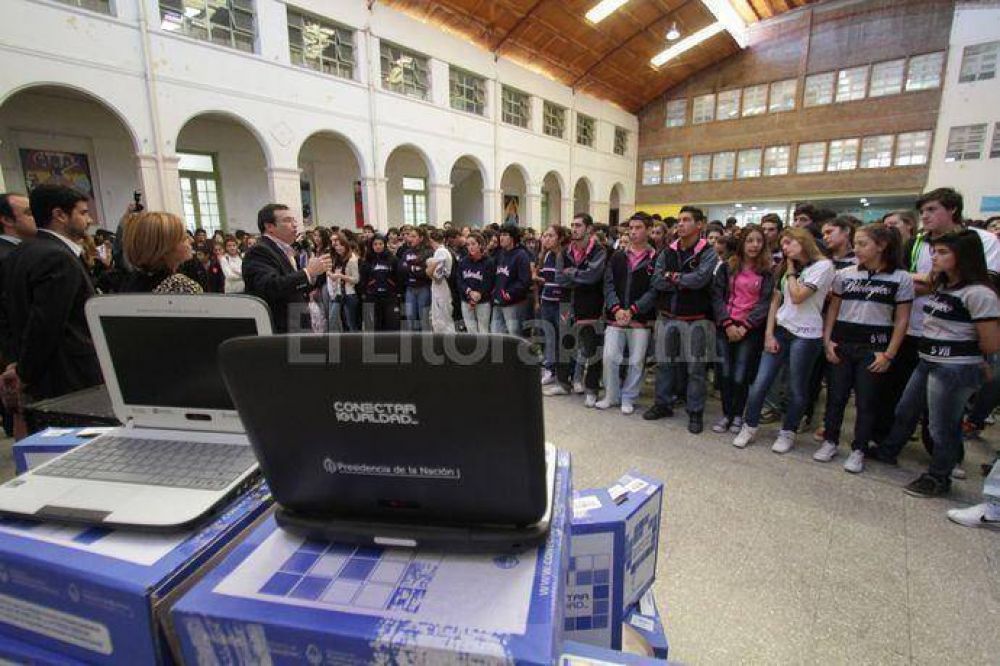 Sigue la entrega de netbooks: llegaron 2.500 para el Brown