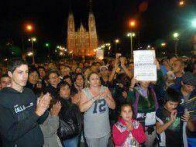 La Plata: Unas 200 personas marcharon contra Bruera tras el temporal