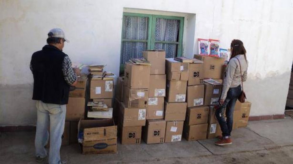 Llegaron a Famatanca los libros gestionados por Mu�a Mu�a