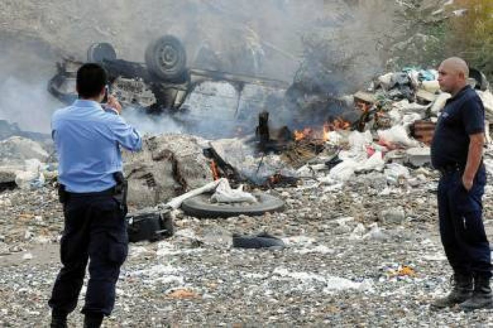Roban autom�vil y le prenden fuego