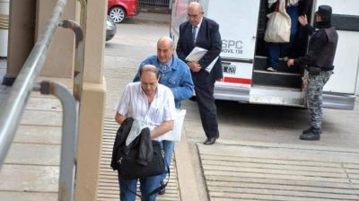 Represores intimidan a dos periodistas