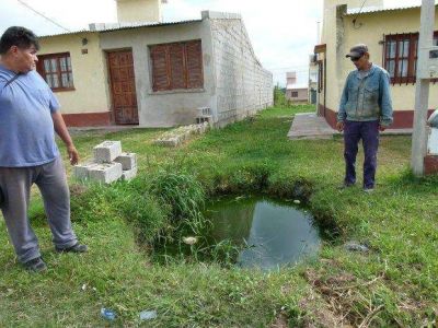 Viven en medio de pozos cloacales desbordados
