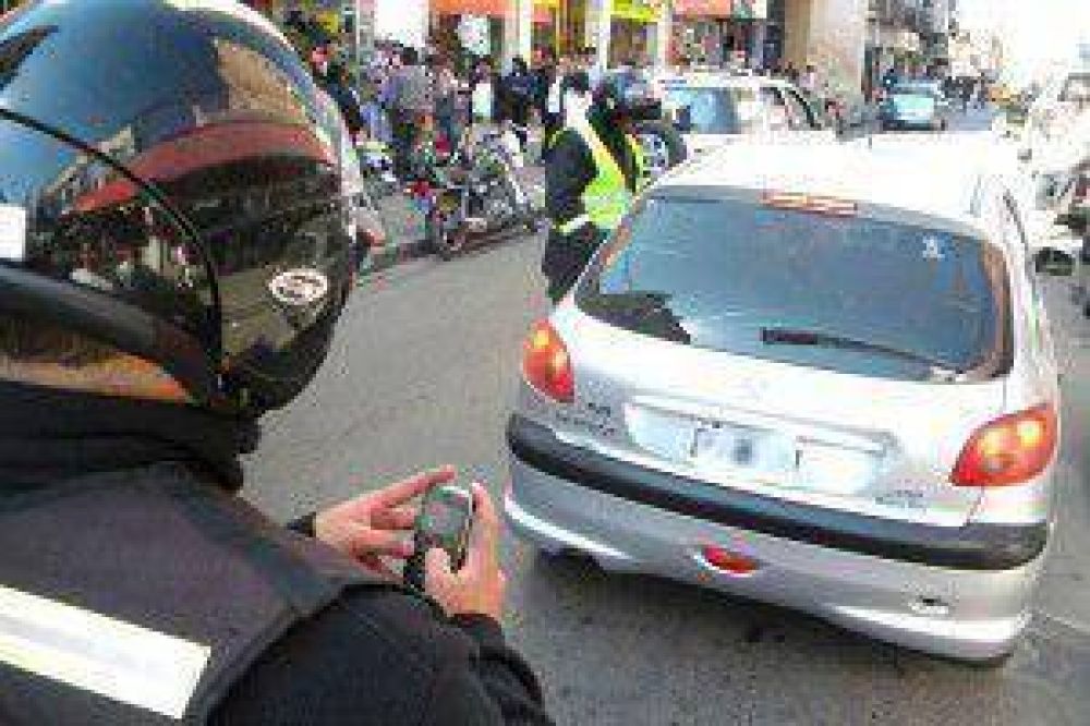 Multar�n directamente a los autom�viles que se encuentren estacionados en doble fila