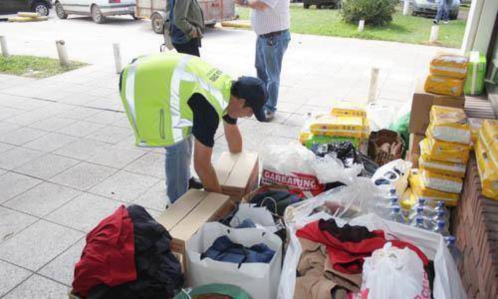 Las donaciones que no llegaron a La Plata ser�n repartidas en barrios de Pilar