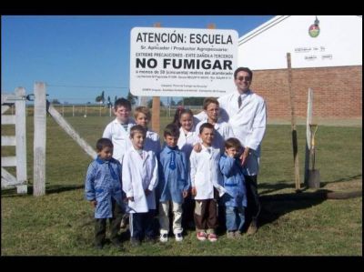 Colocaron carteles en contra de la fumigaci�n con agrot�xicos en escuelas rurales