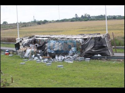 En la rotonda del Acceso Norte volc� un cami�n que trasladaba llantas