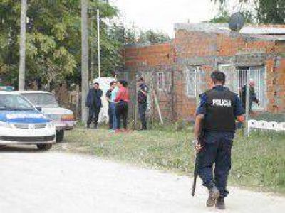 San Pedro: Resisten desalojo y amenazan con prender fuego la casa con la familia dentro