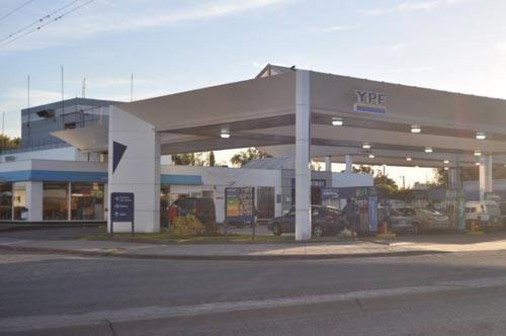 Cuatro menores asaltaron una estaci�n de servicio y robaron dinero y golosinas: ocurri� en Av. Savio y Pombo