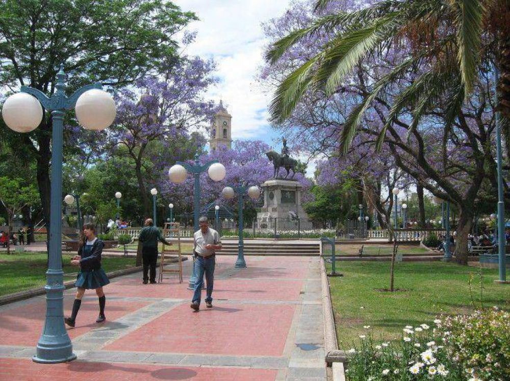 Cuatro hombres dorm�an en la plaza Pringles con vestimenta municipal