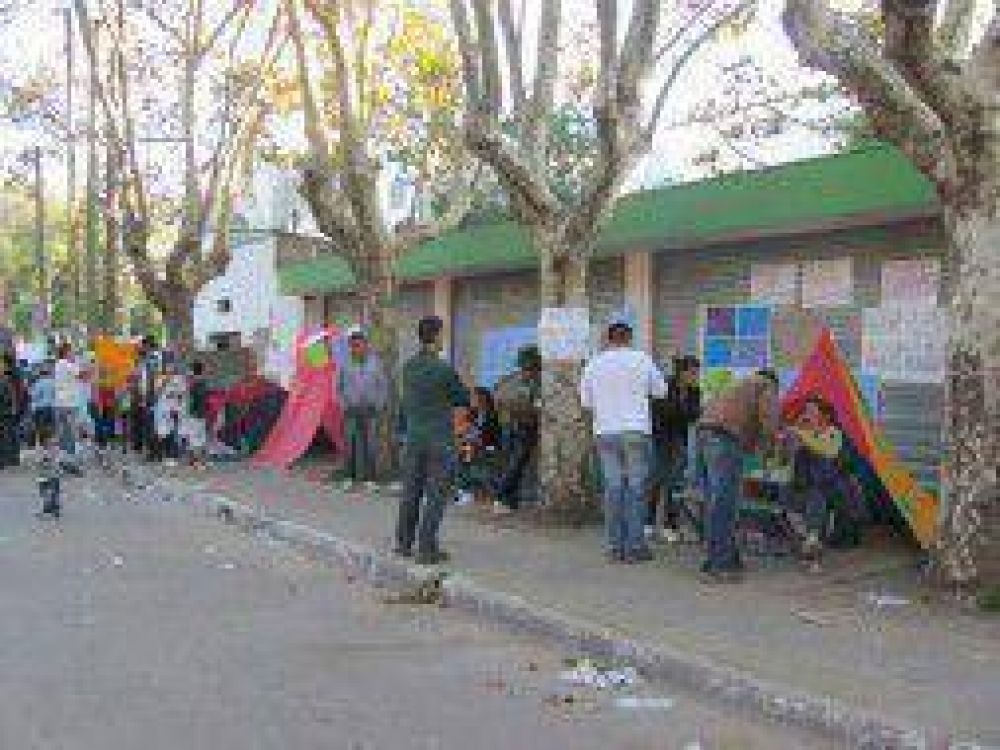 Florencio Varela: Organizaciones vecinales acamparon frente al Palacio Municipal