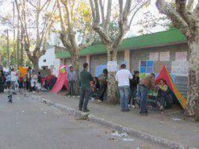 Florencio Varela: Organizaciones vecinales acamparon frente al Palacio Municipal