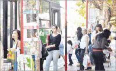 Usuarios est�n cansados de que los dejen varados en las paradas de colectivos