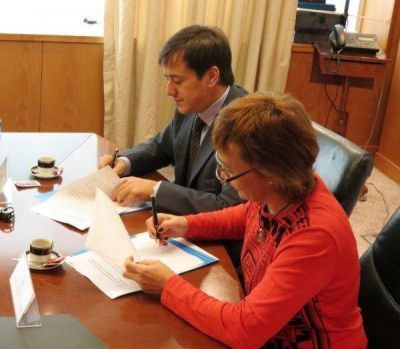 Tierra del Fuego suscribi� convenio con la empresa Aerol�neas Argentinas