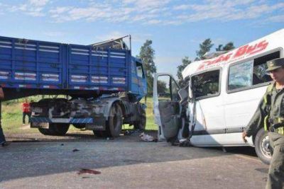Tragedia en la Ruta 11: ocho muertos tras un choque entre un cami�n y una combi