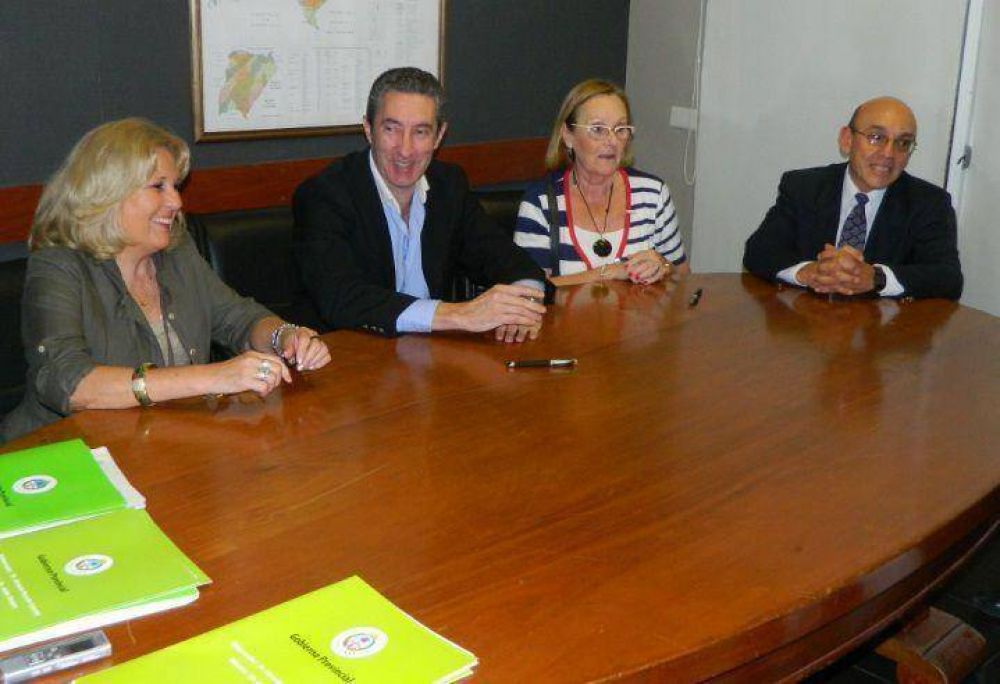 Salud P�blica firm� convenios con Cruz Roja y la Universidad