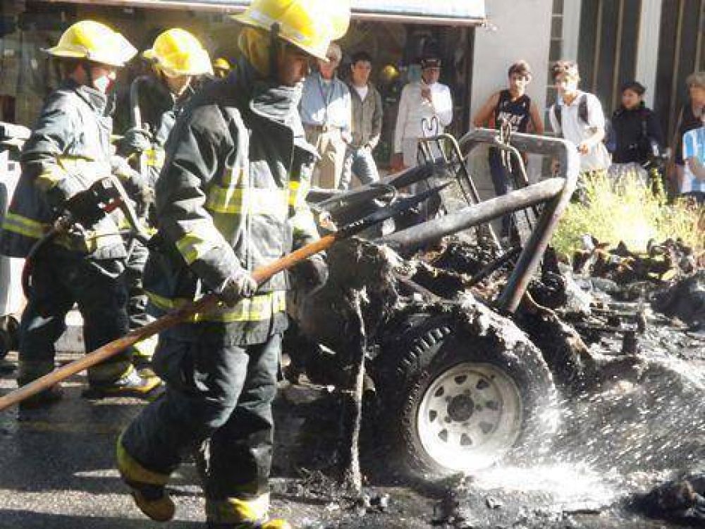 Se incendiaron dos veh�culos en la v�a p�blica 