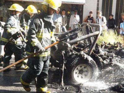 Se incendiaron dos veh�culos en la v�a p�blica 