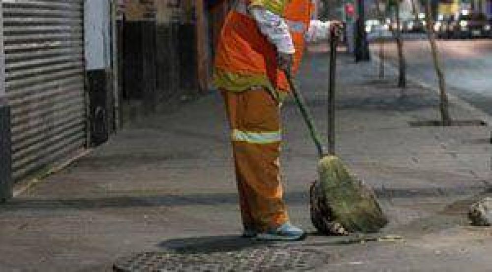 Realizan las tareas de barrido durante la noche para que la cuidad amanezca limpia