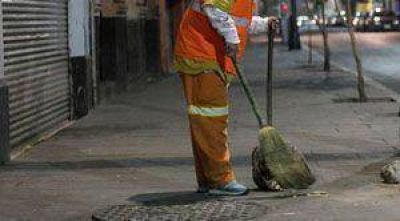 Realizan las tareas de barrido durante la noche para que la cuidad amanezca limpia