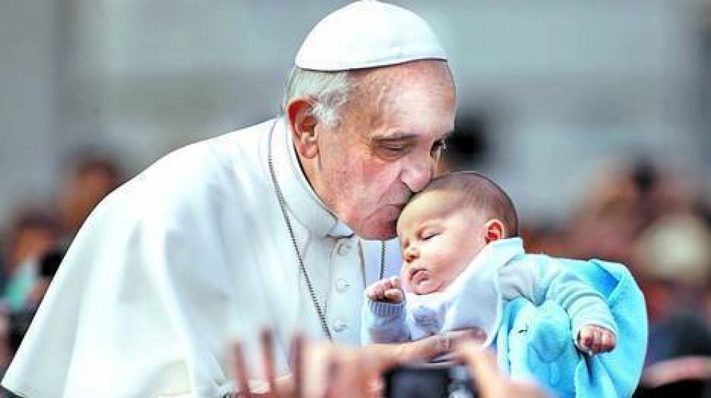 El Papa ya es un emblema de sencillez para una Italia en crisis