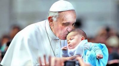 El Papa ya es un emblema de sencillez para una Italia en crisis