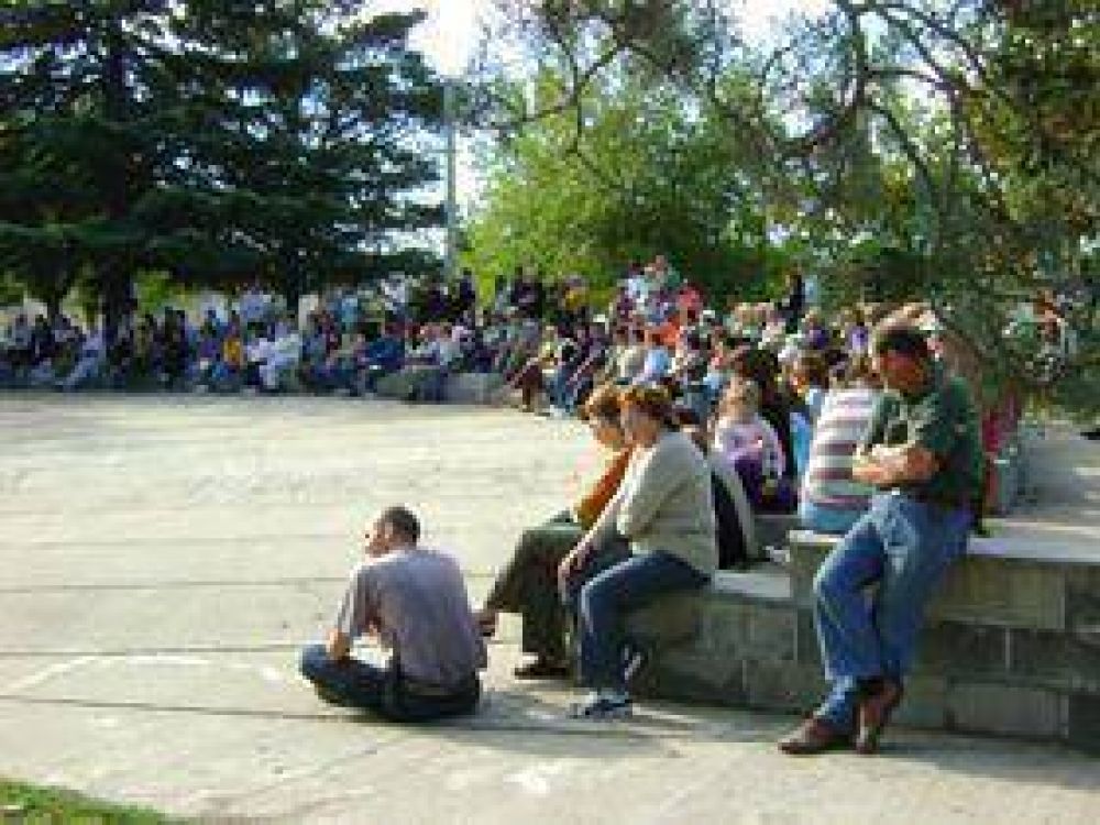 Unas 300 personas reclamaron por la autonom�a de Loma Negra y Sierras Bayas