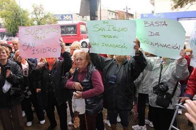 Protesta de jubilados que no tendr�n el subsidio nacional por el temporal