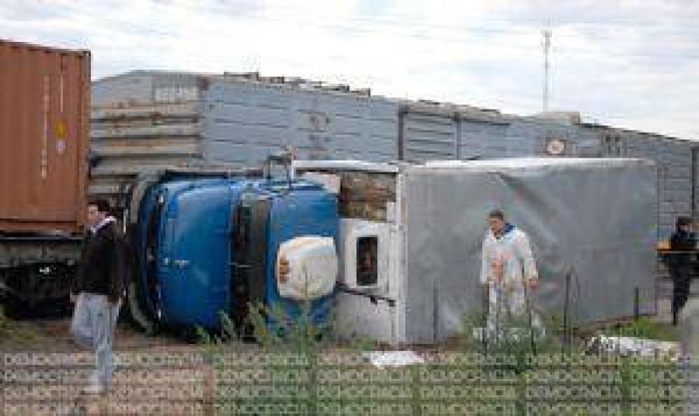 Un tren arroll� a un cami�n en Bauman y las v�as: un juninense muri� tr�gicamente