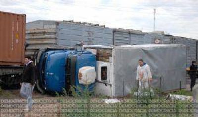 Un tren arroll� a un cami�n en Bauman y las v�as: un juninense muri� tr�gicamente